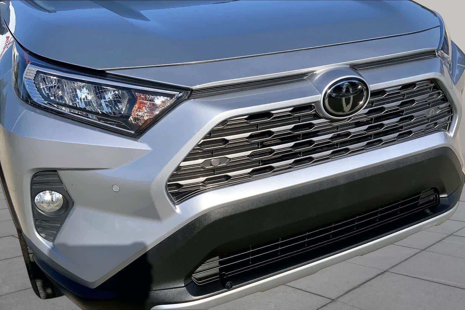 Used 2020 Toyota RAV4 Limited AWD/4WD image 32