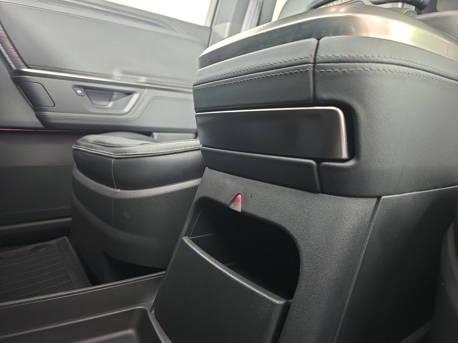 Used 2025 Rivian R1S Adventure AWD/4WD image 31