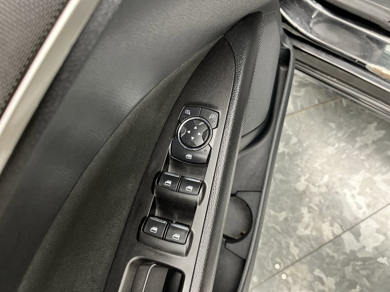 Used 2017 Ford Fusion SE w/ Equipment Group 201A FWD image 9