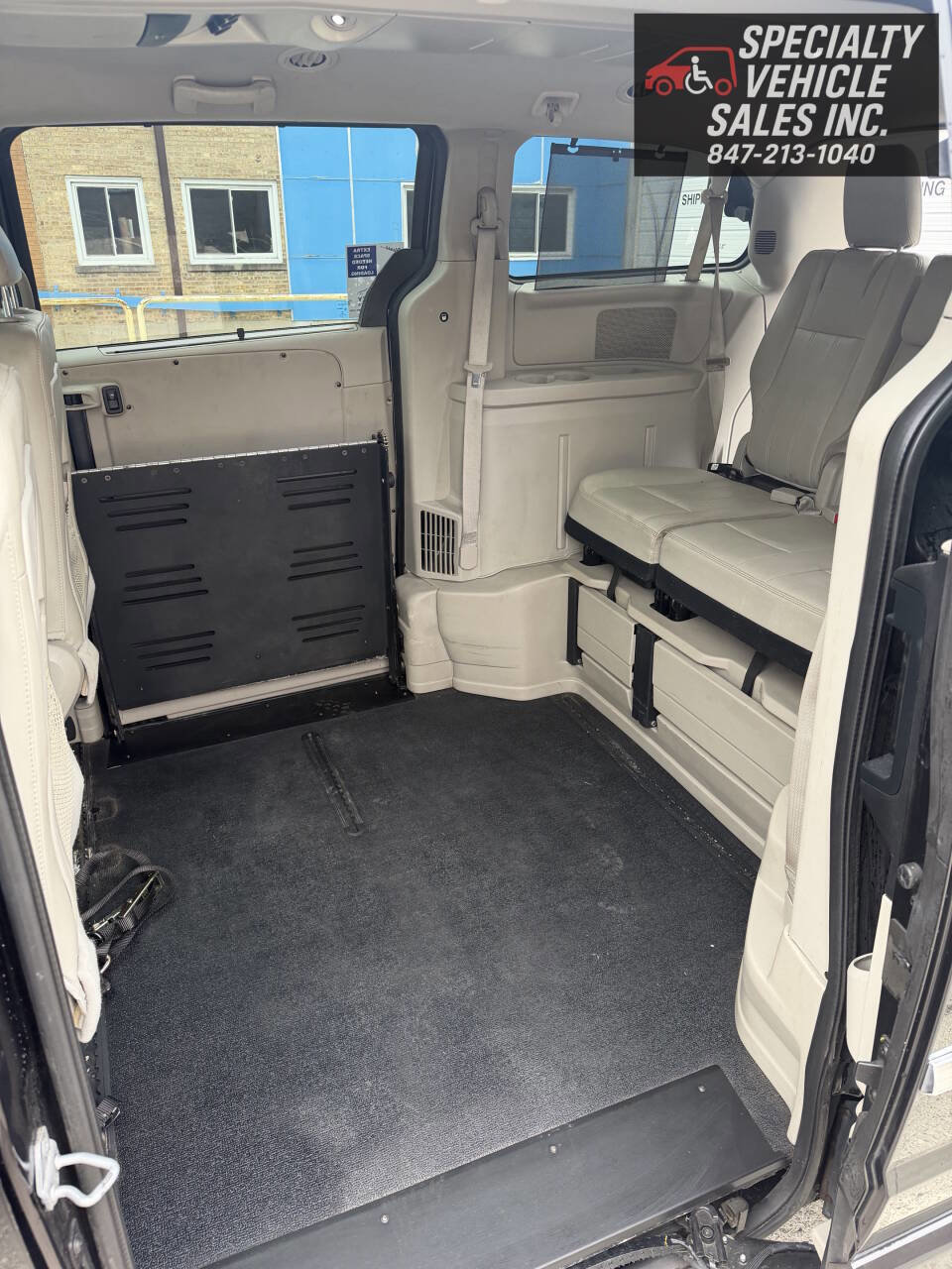 Used 2016 Chrysler Town & Country Touring FWD image 20