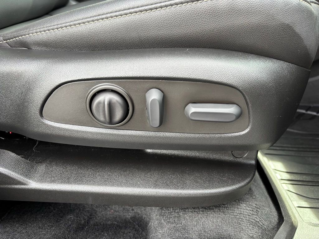 Used 2023 Chevrolet Traverse LT w/ LPO, Floor Liner Package FWD image 25