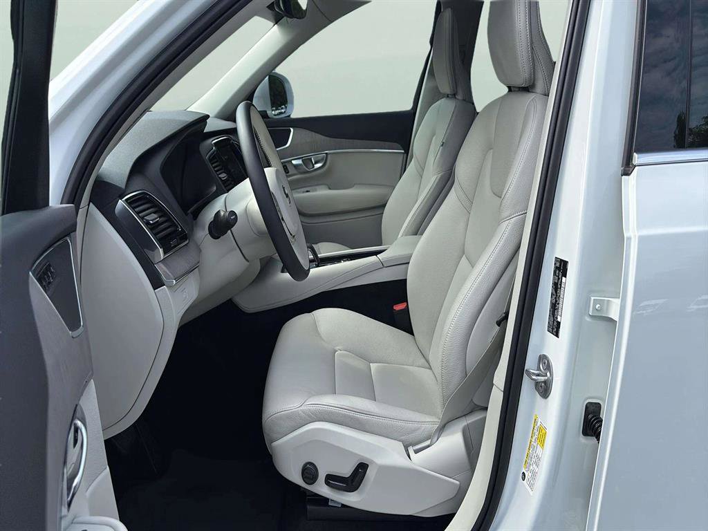 Used 2023 Volvo XC90 B6 Plus image 12
