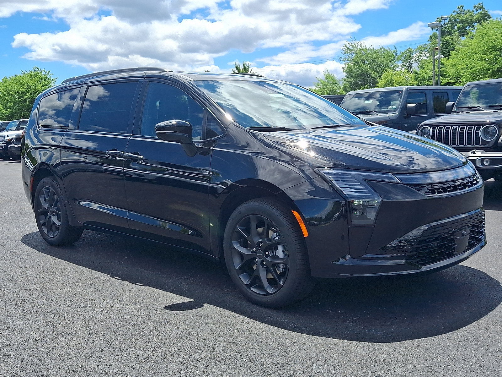 New 2027 Chrysler Pacifica Limited AWD/4WD image 2