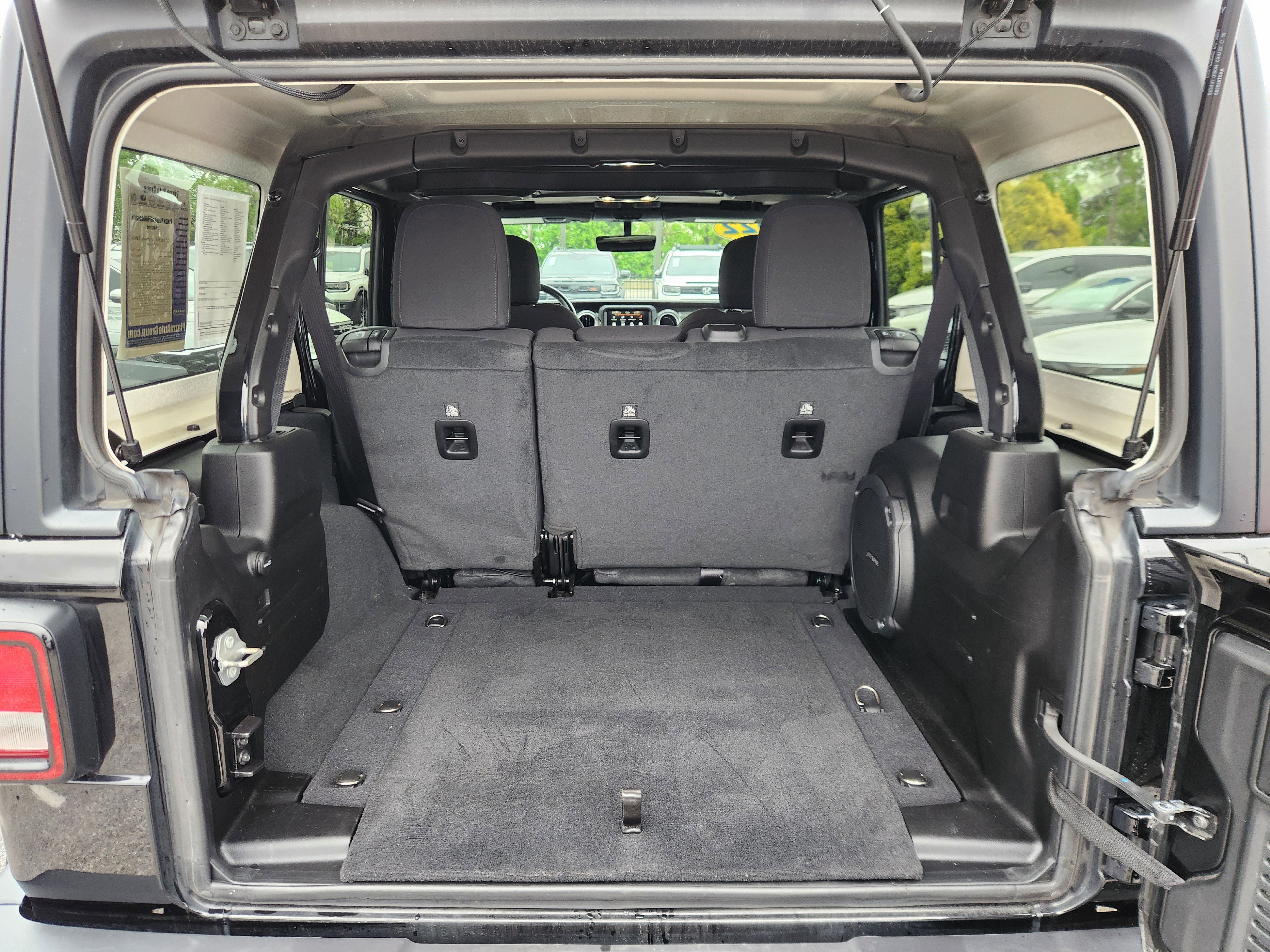 Used 2022 Jeep Wrangler Unlimited Sahara AWD/4WD image 19