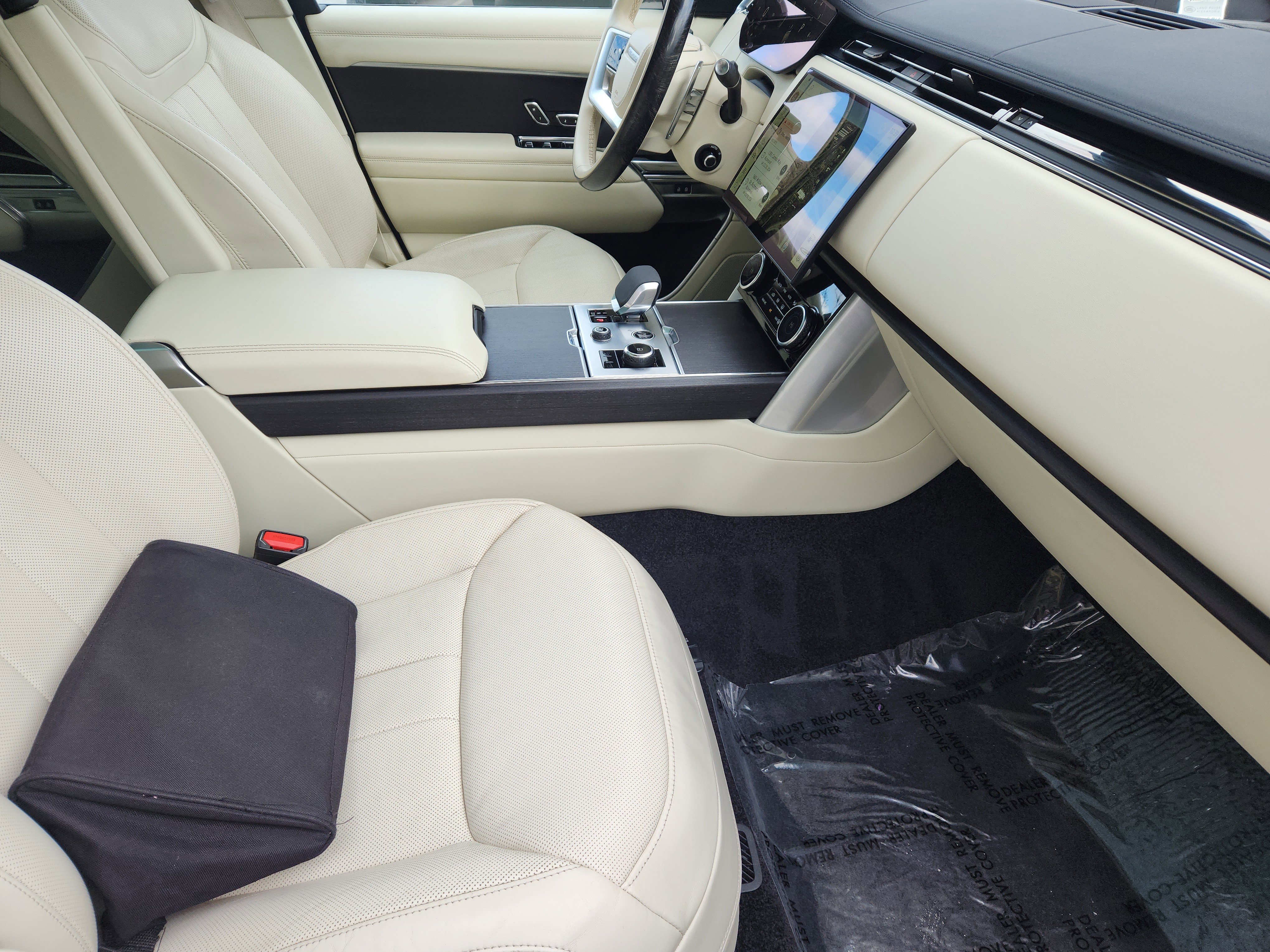 Used 2023 Land Rover Range Rover Long Wheelbase SE image 3