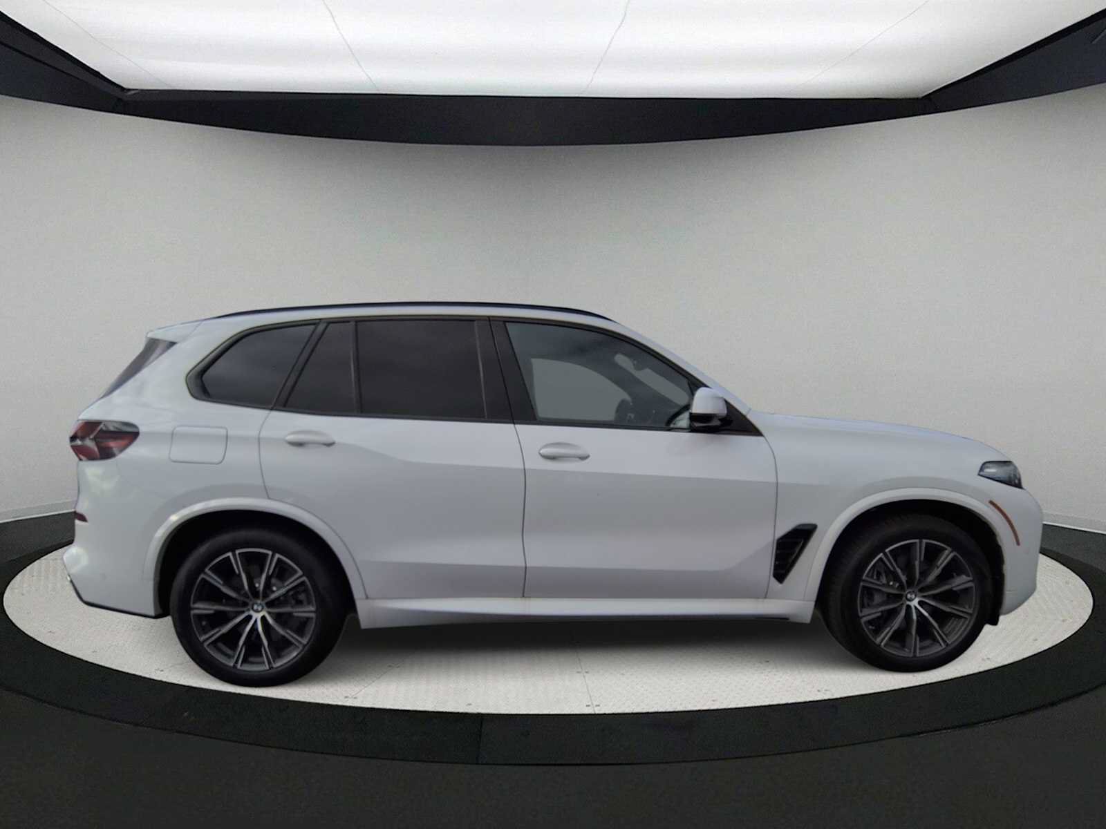 Used 2026 BMW X5 xDrive50e w/ M Sport Package AWD/4WD image 9