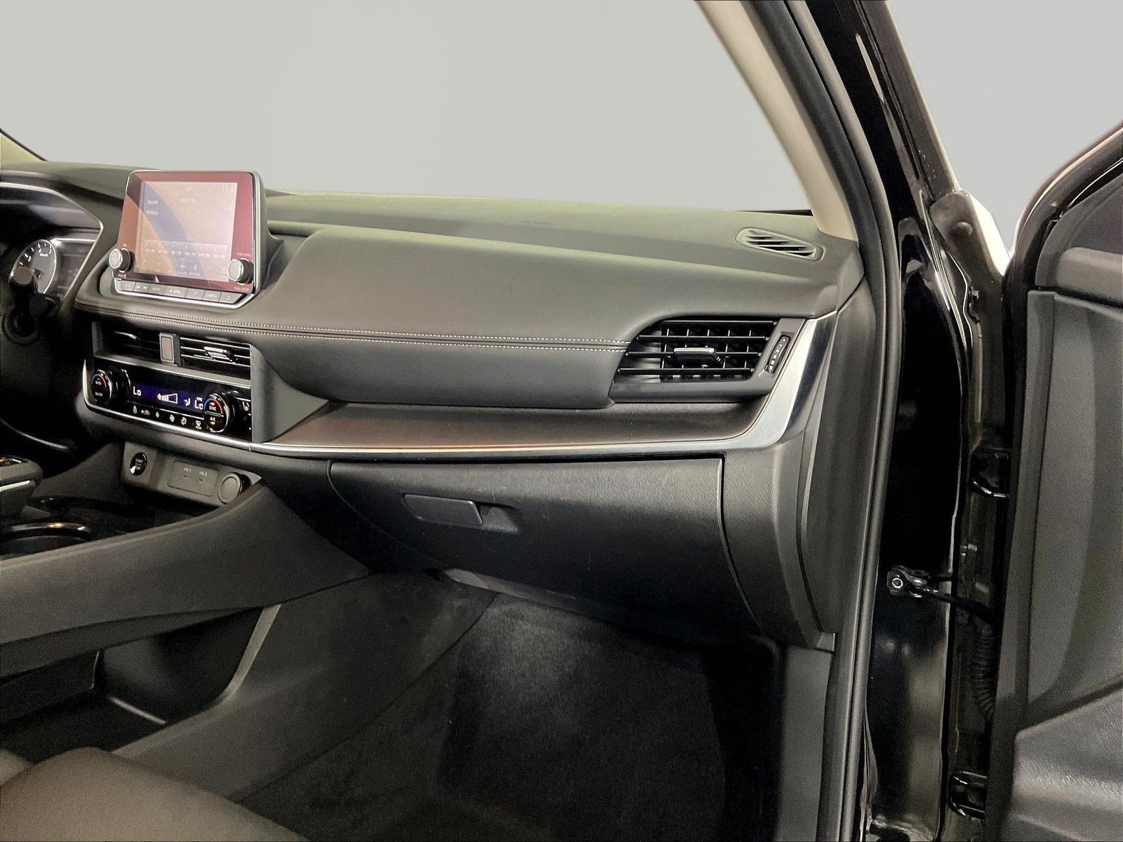 Used 2025 Nissan Rogue SV w/ SV Premium Package FWD image 26