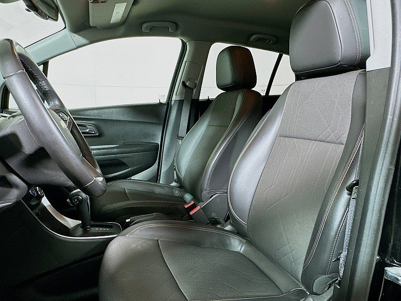 Used 2022 Chevrolet Trax LT w/ LT Convenience Package image 11