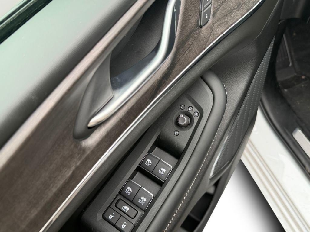 New 2025 Jeep Grand Cherokee Overland w/ MOPAR Finishing Package AWD/4WD image 17