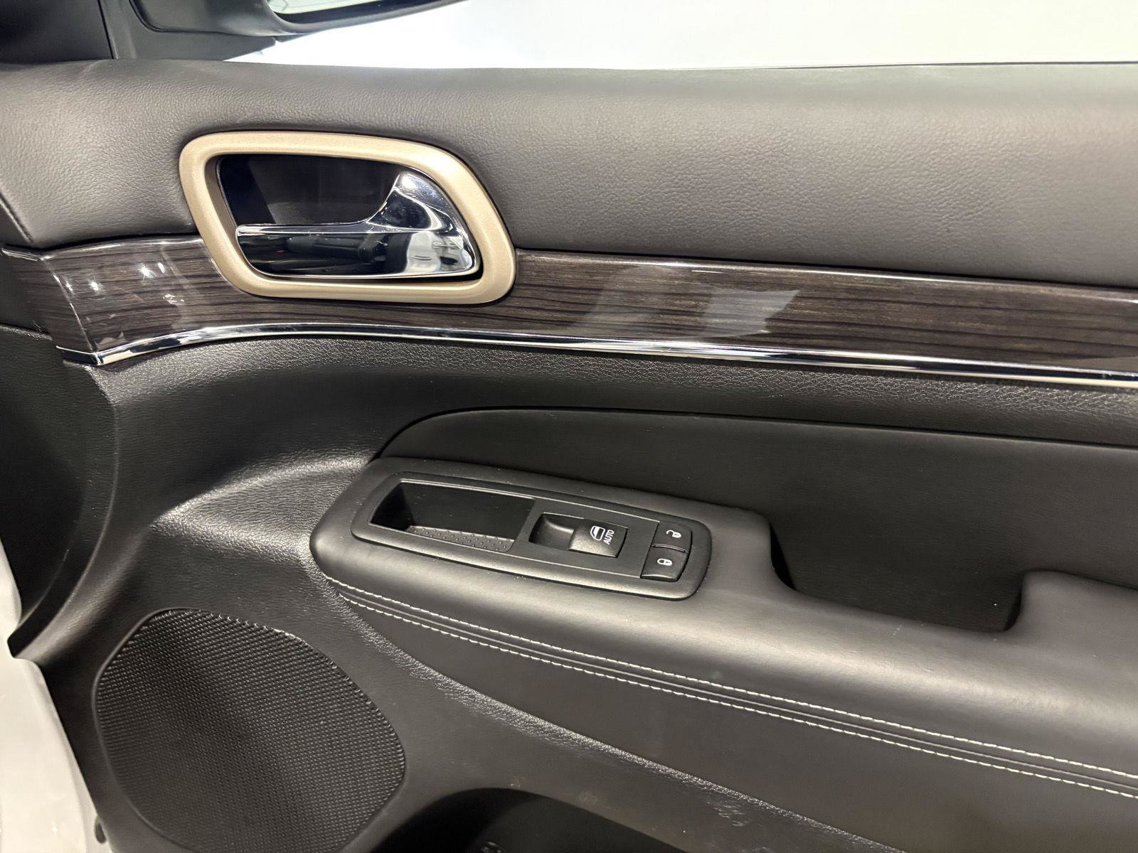 Used 2015 Jeep Grand Cherokee Overland AWD/4WD image 54