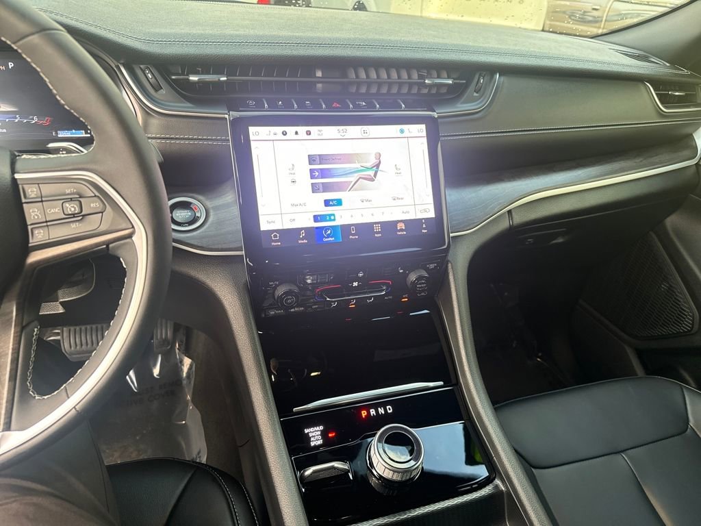 Used 2024 Jeep Grand Cherokee Limited image 17