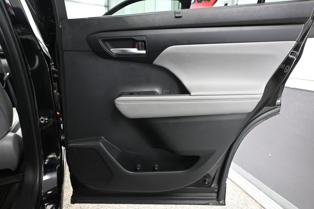 Used 2023 Toyota Highlander XLE AWD/4WD image 36