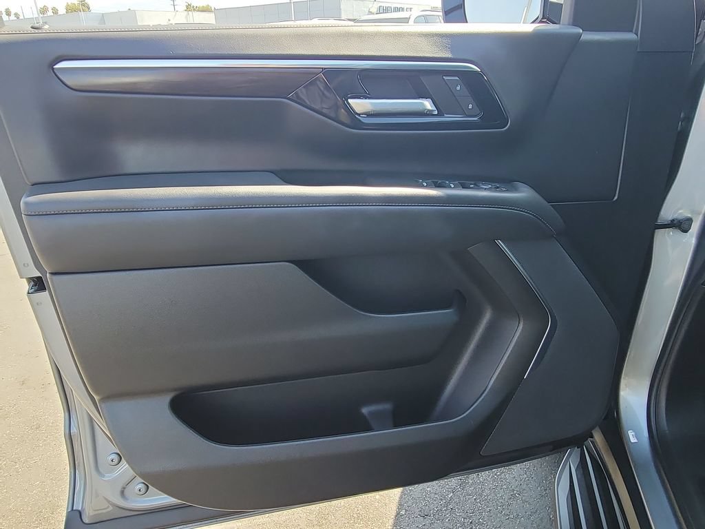 Used 2026 Chevrolet Suburban LS RWD image 22