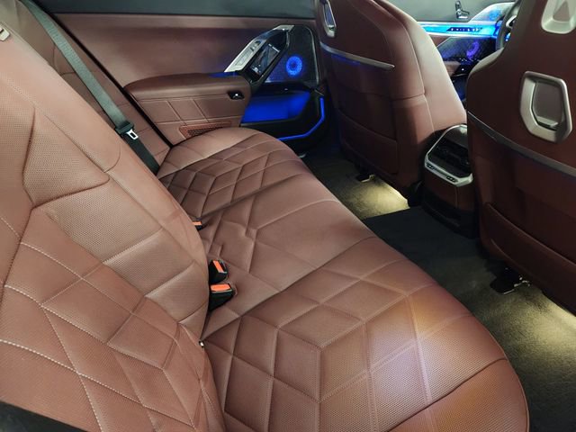 Used 2025 BMW 750e xDrive w/ Executive Package image 33