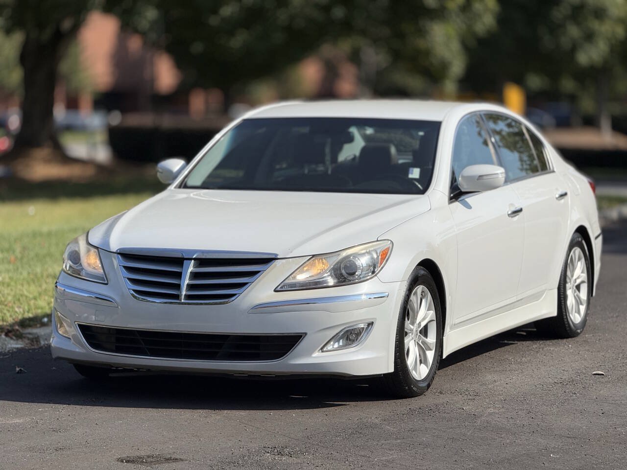 Used 2013 Hyundai Genesis 3.8 RWD image 2