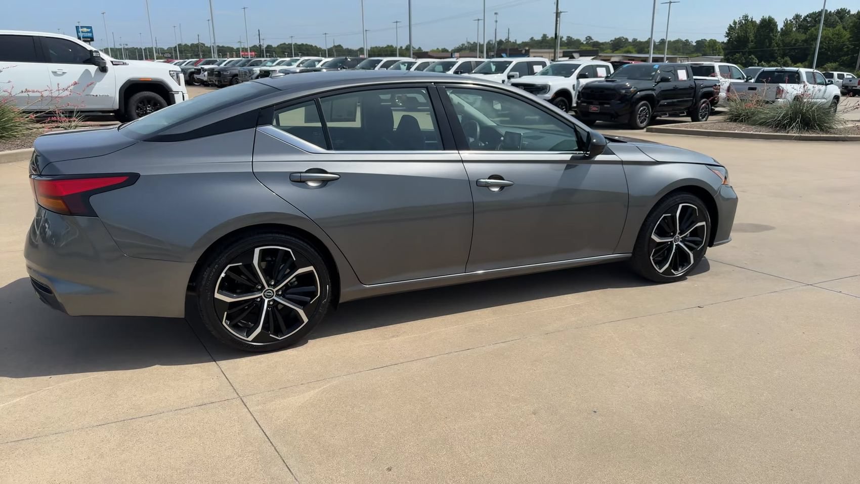 Used 2025 Nissan Altima 2.5 SR FWD image 9