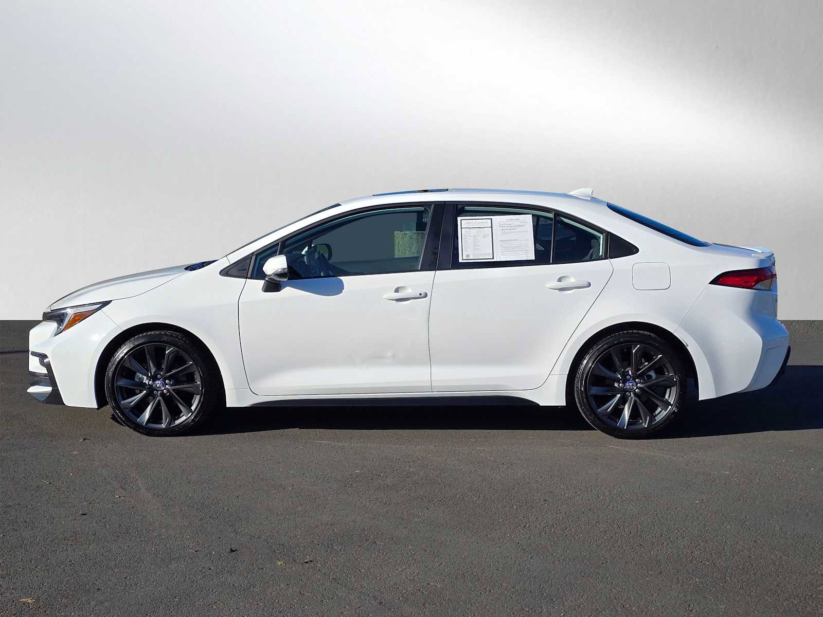 Used 2024 Toyota Corolla SE w/ SE Premium Package image 6