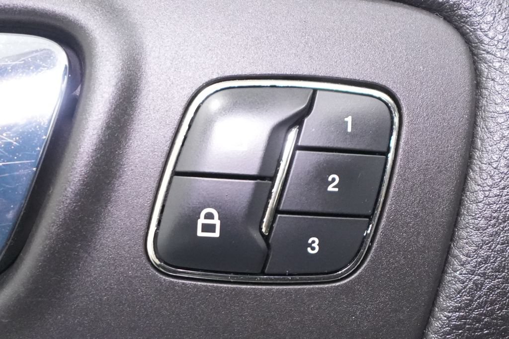 Used 2013 Lincoln MKS AWD image 18