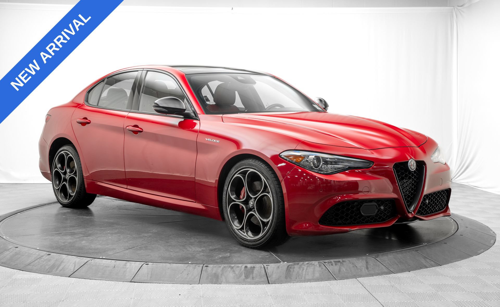 Used 2023 Alfa Romeo Giulia Veloce AWD/4WD image 9