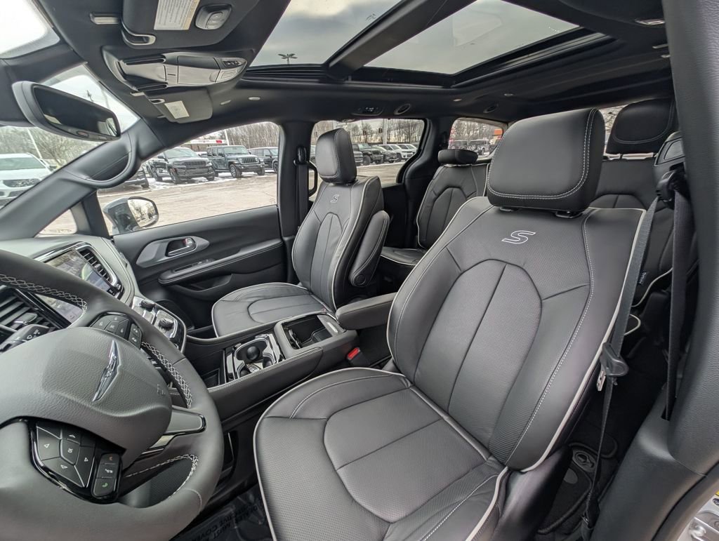 New 2026 Chrysler Pacifica Limited w/ S Appearance Package image 14