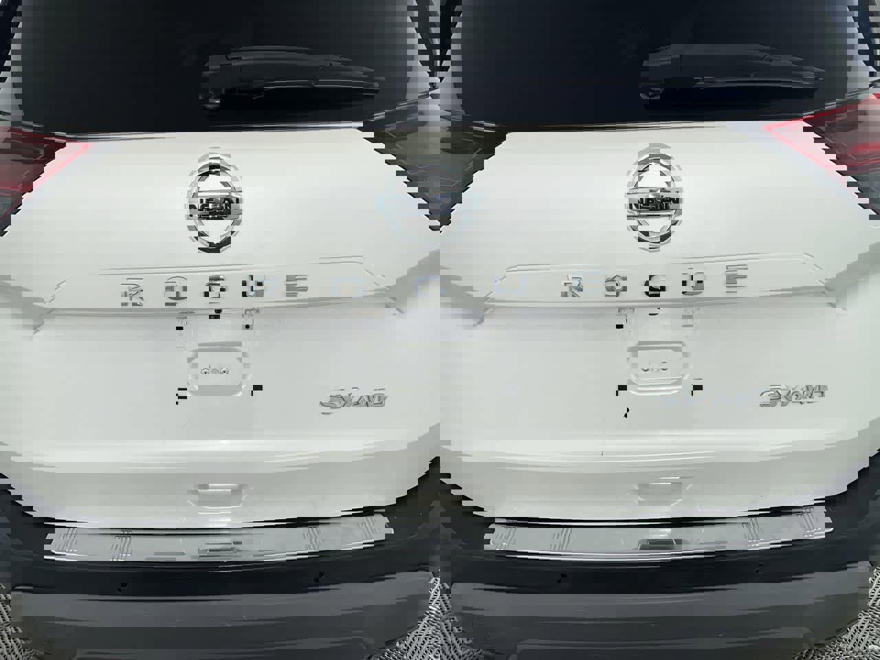 Used 2021 Nissan Rogue SV w/ Premium Package image 11