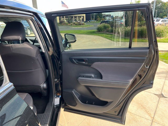 Used 2021 Toyota Highlander LE AWD/4WD image 32