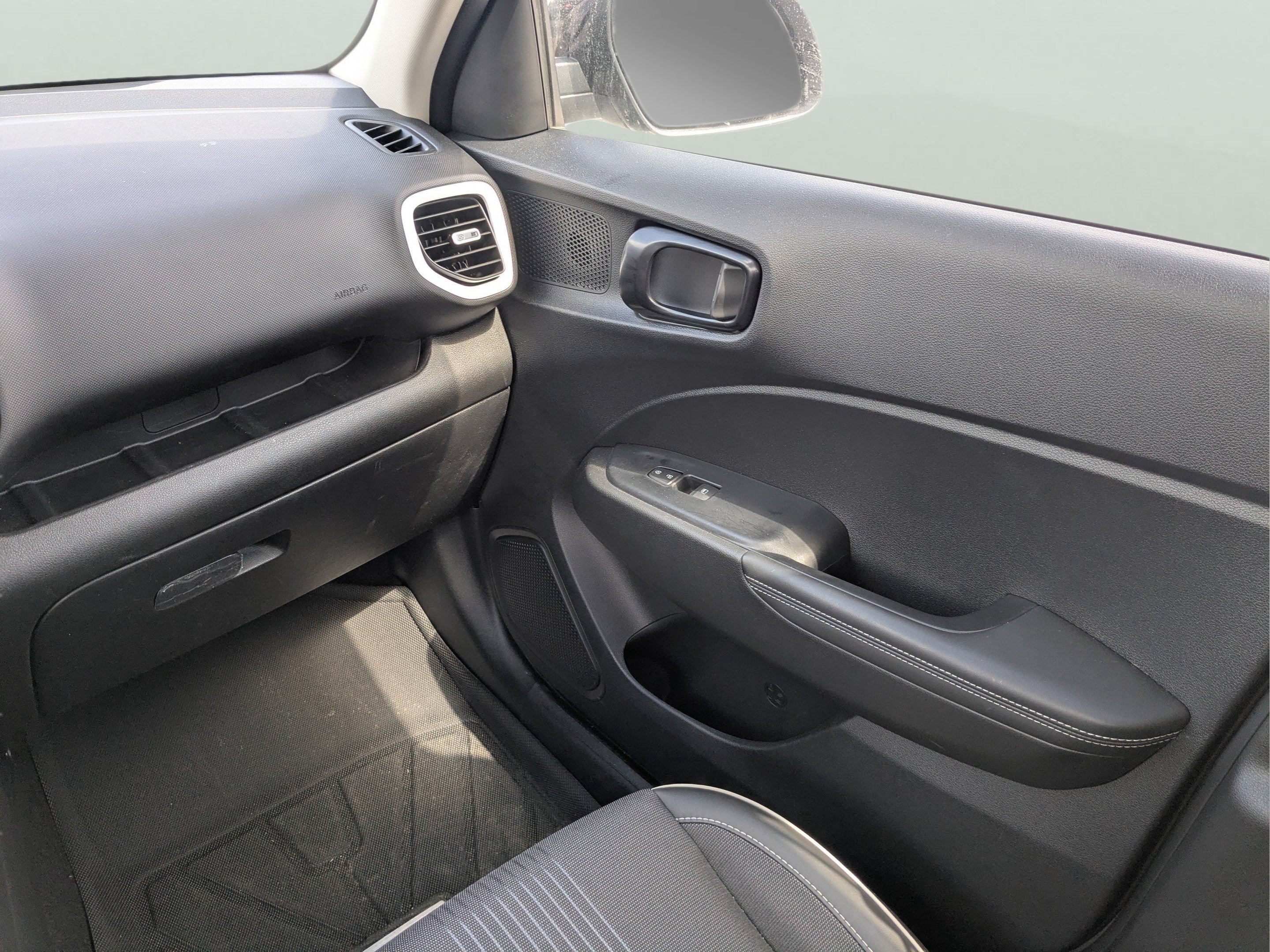 Certified 2025 Hyundai Venue Limited FWD image 19