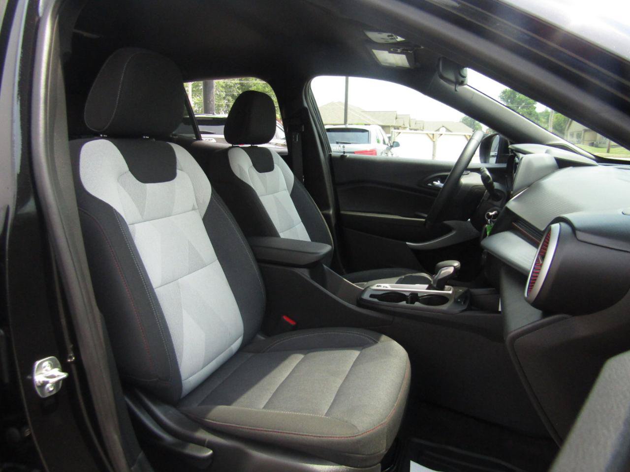 Used 2025 Chevrolet Trax RS FWD image 23