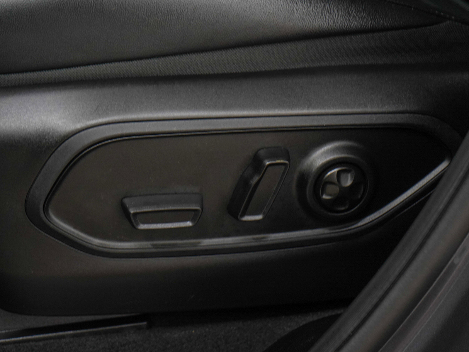 Used 2025 Jeep Grand Cherokee L Laredo AWD/4WD image 23