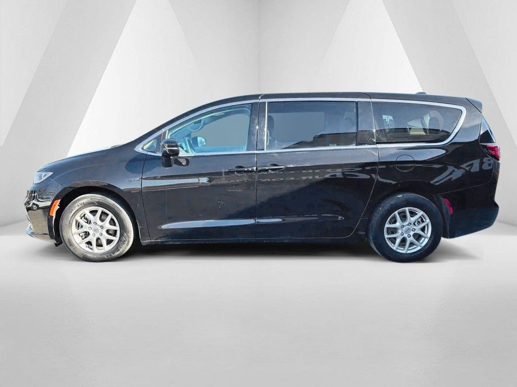Used 2024 Chrysler Pacifica Touring-L image 4