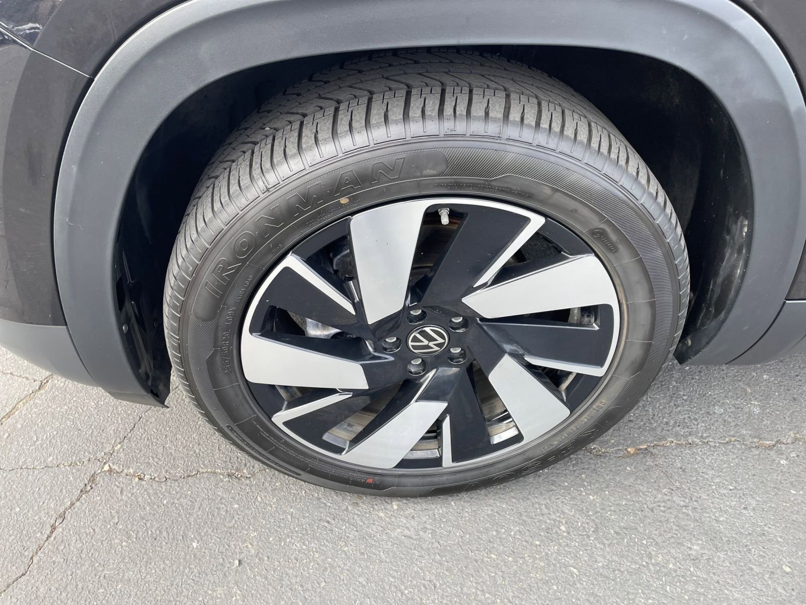 Used 2024 Volkswagen Atlas Cross Sport SE image 32