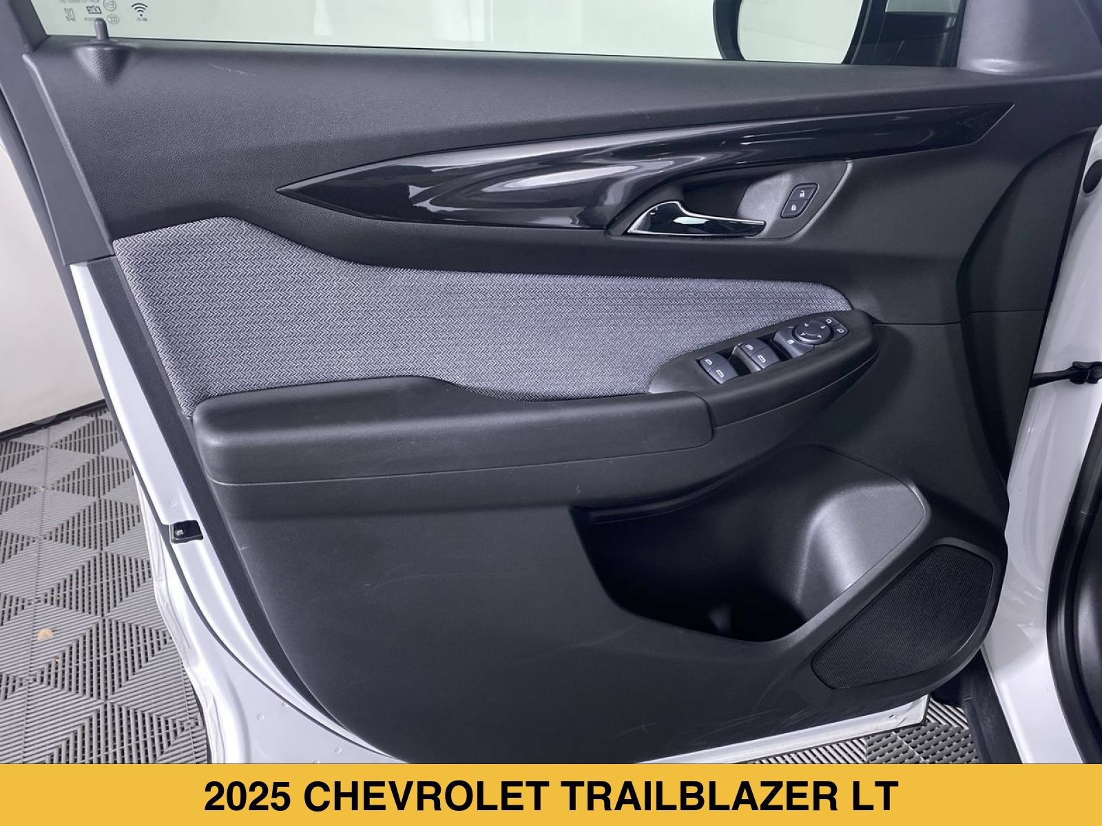Certified 2025 Chevrolet TrailBlazer LT w/ LT Cold Weather Package FWD image 11