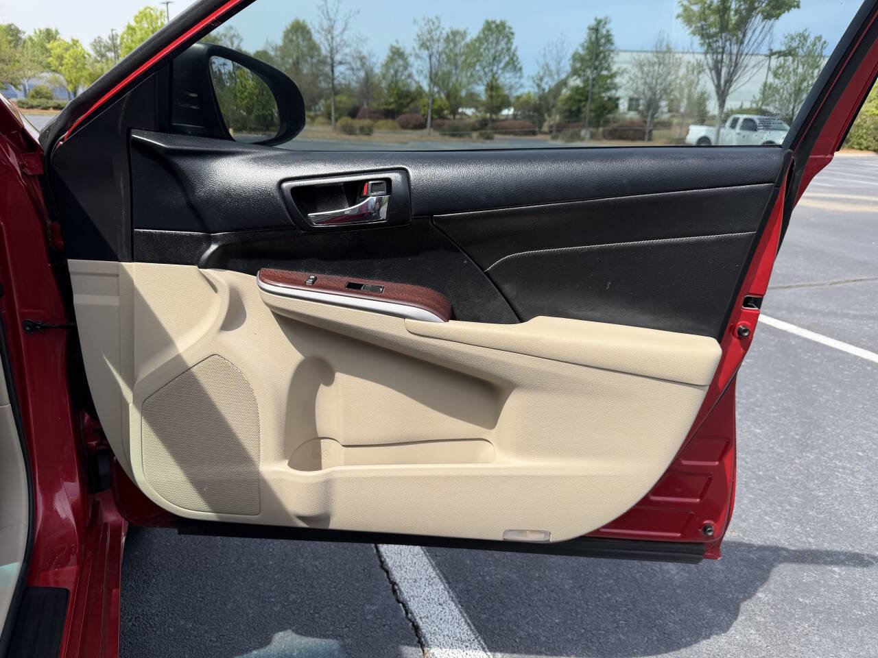 Used 2014 Toyota Camry XLE w/ Leather Package FWD image 18