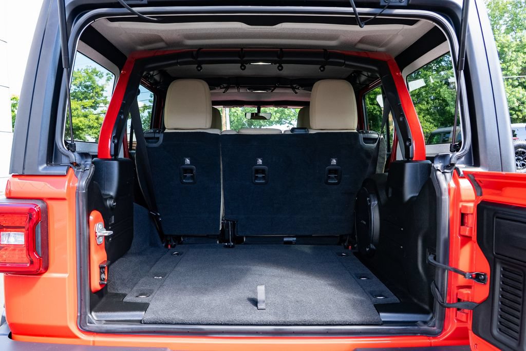 Used 2018 Jeep Wrangler Unlimited Sahara AWD/4WD image 9