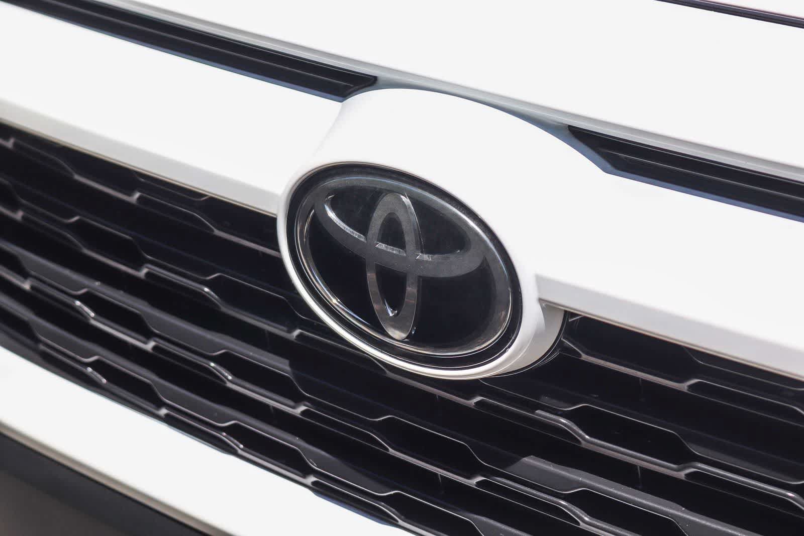 Used 2021 Toyota RAV4 LE FWD image 9