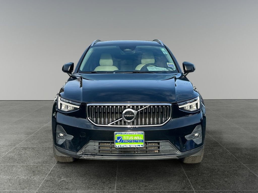 Used 2023 Volvo XC40 B5 Plus image 2