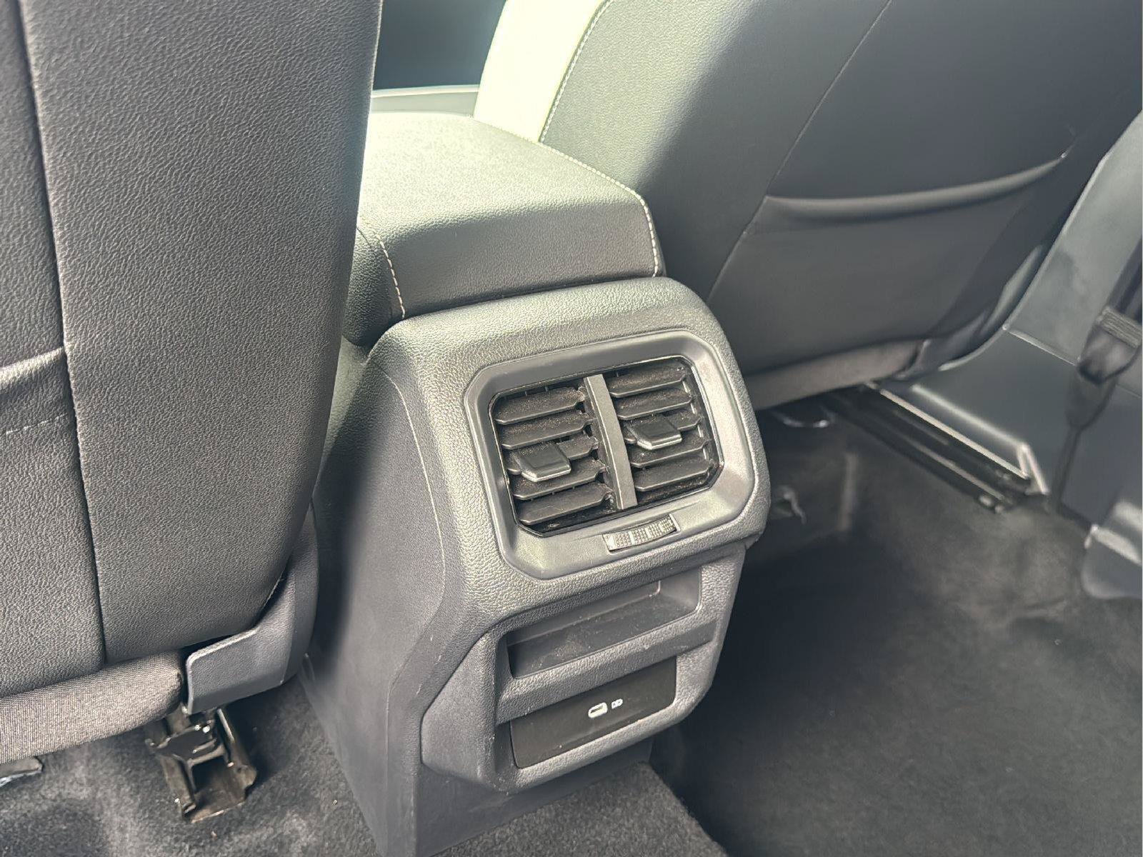 Used 2025 Volkswagen Taos SE FWD image 21