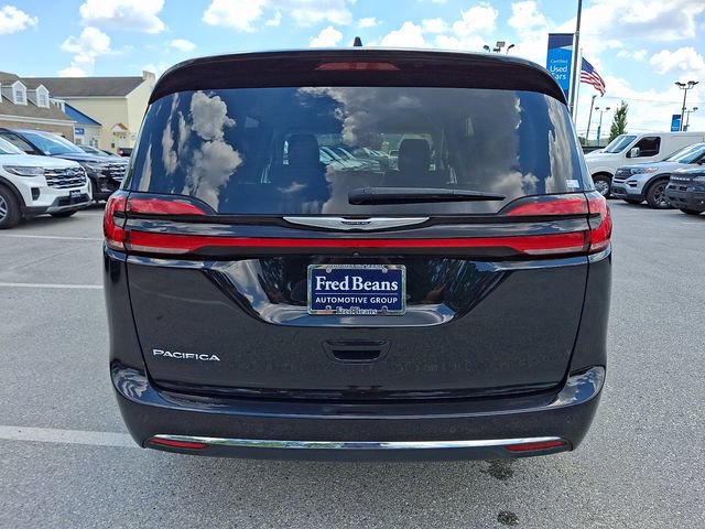 Used 2024 Chrysler Pacifica Touring-L FWD image 13