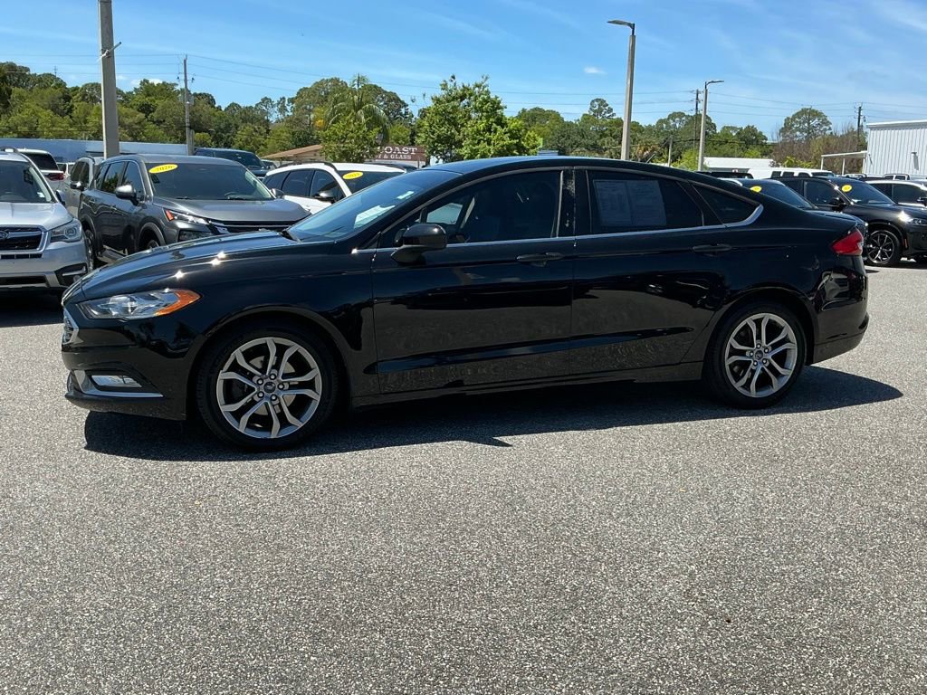 Used 2017 Ford Fusion SE w/ Equipment Group 201A FWD image 2