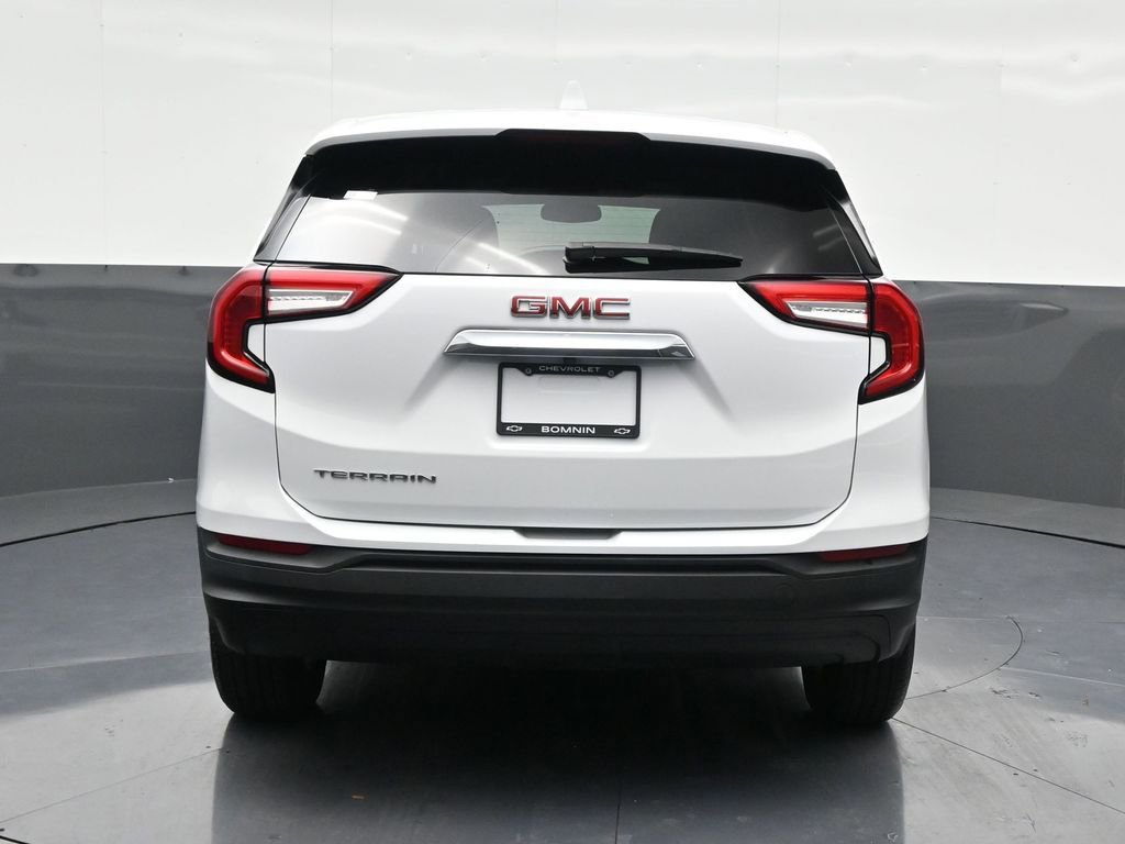 Used 2024 GMC Terrain SLE image 4
