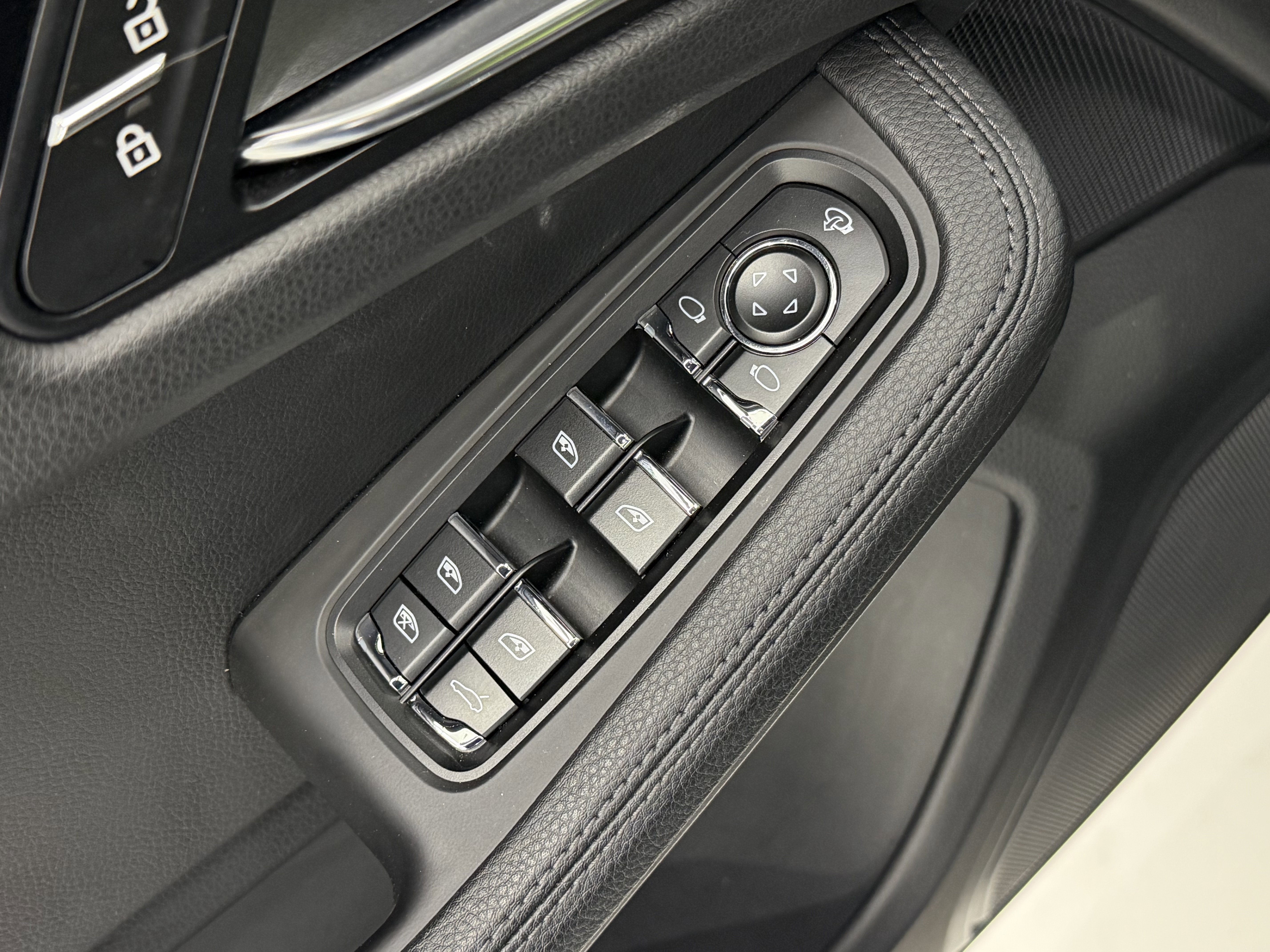 Certified 2025 Porsche Macan image 29