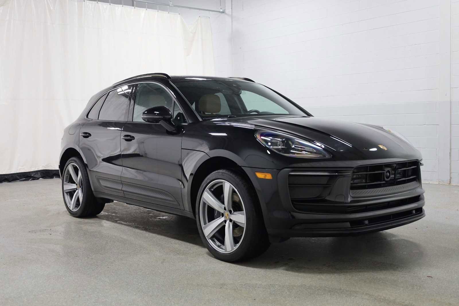 Certified 2024 Porsche Macan AWD/4WD image 13