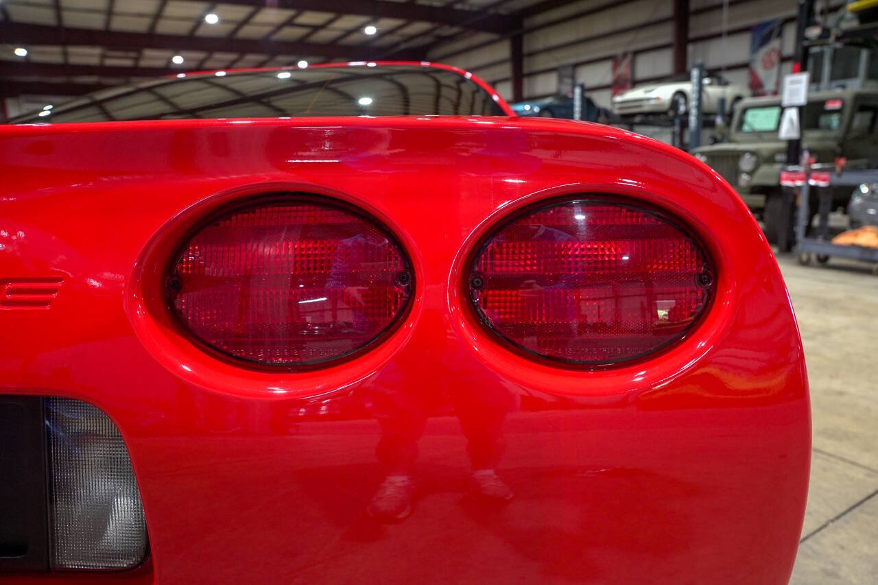 Used 2001 Chevrolet Corvette Coupe RWD image 32