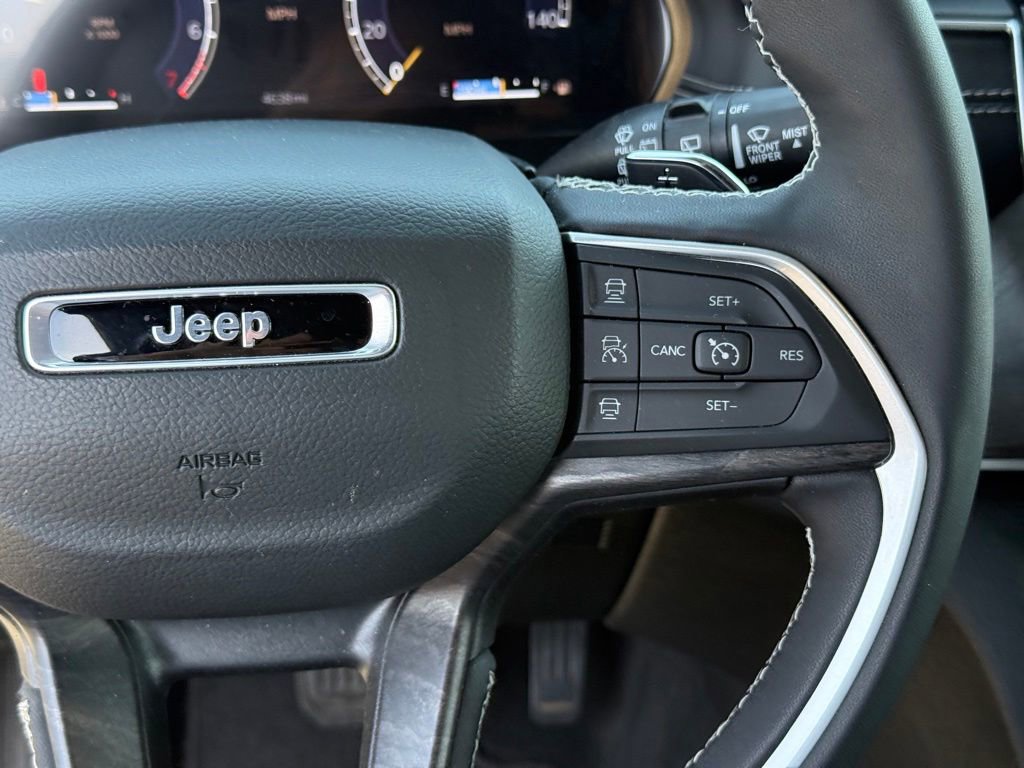 Used 2025 Jeep Grand Cherokee L Limited w/ Black Appearance Package AWD/4WD image 16