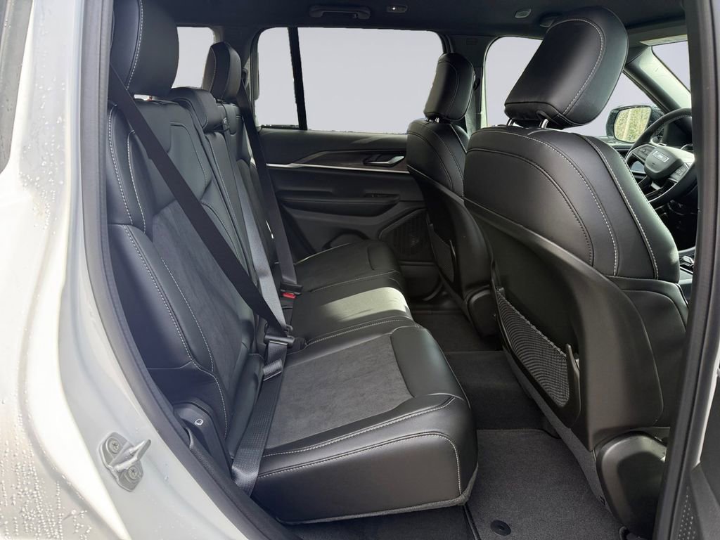 New 2026 Jeep Grand Cherokee Altitude image 18
