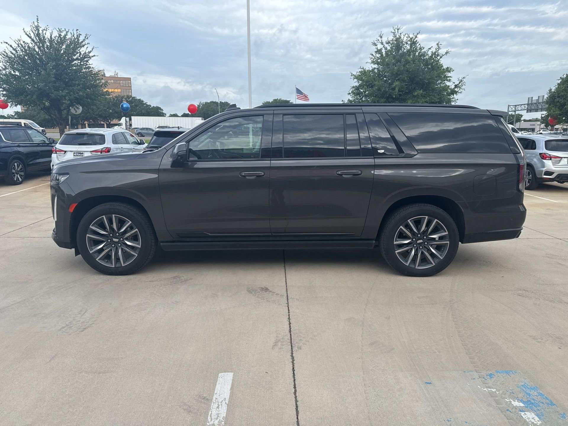 Used 2021 Cadillac Escalade ESV Sport w/ Driver Assist Tech Package AWD/4WD image 3