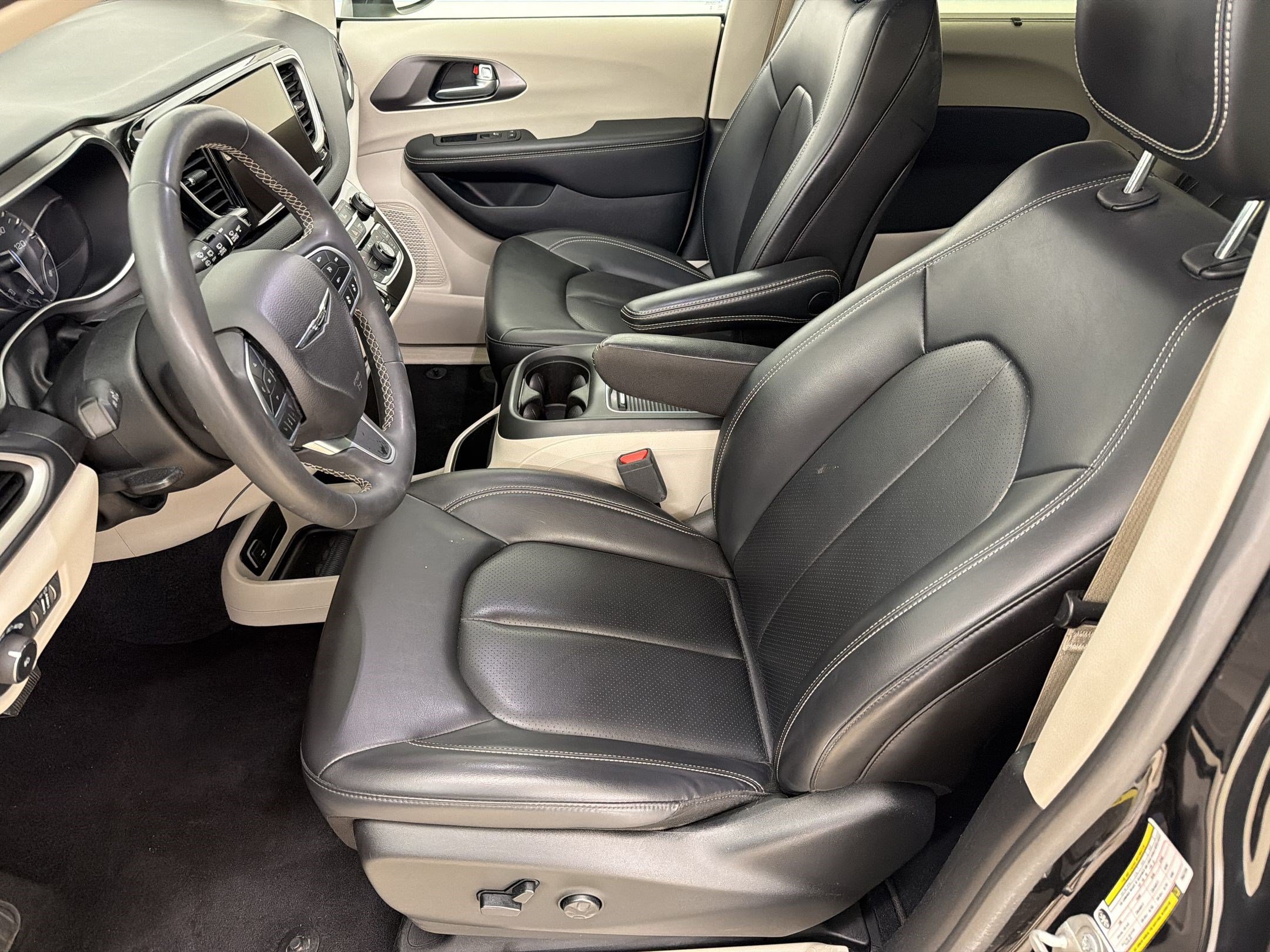 Used 2023 Chrysler Pacifica Touring-L FWD image 5