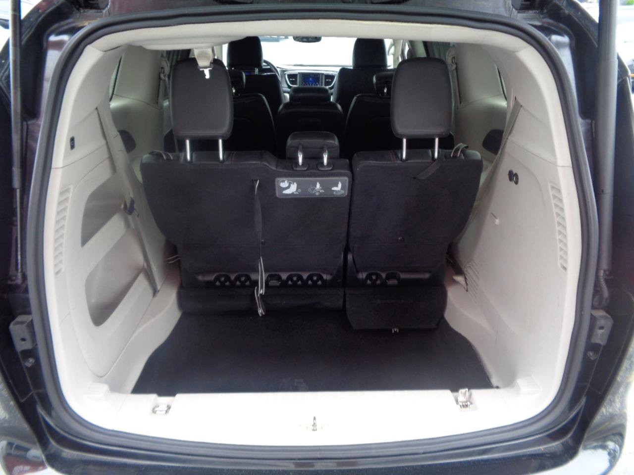 Used 2020 Chrysler Pacifica Touring-L FWD image 35