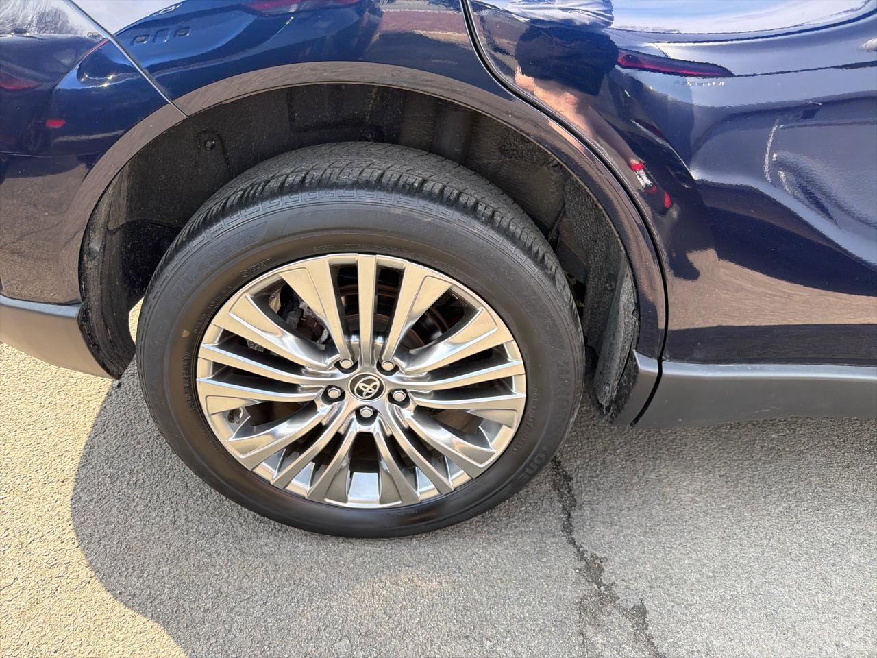 Used 2023 Toyota Venza XLE AWD/4WD image 5