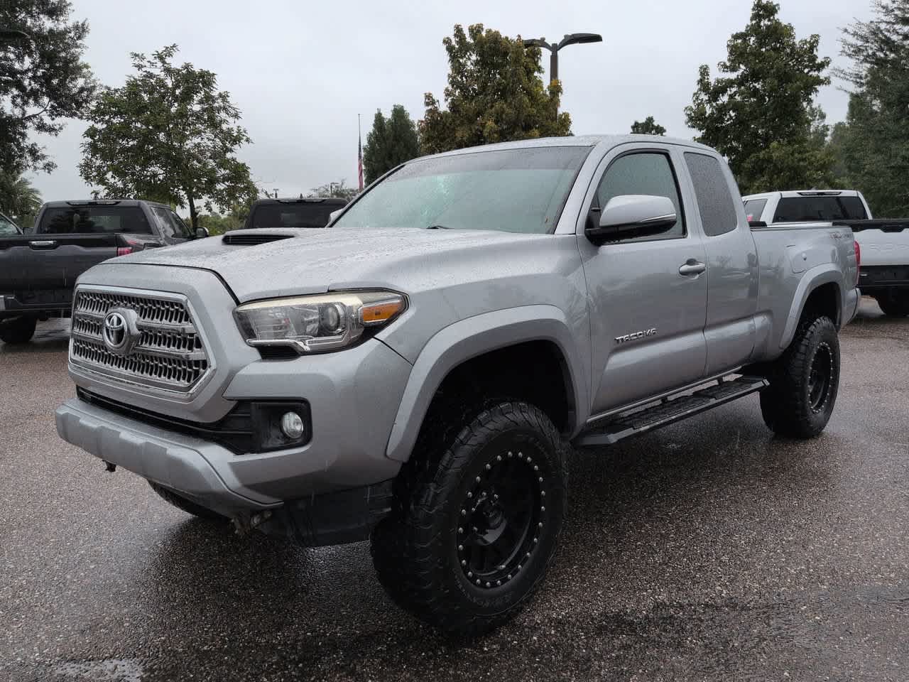 Used 2017 Toyota Tacoma TRD Sport RWD image 2